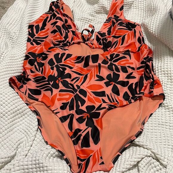 NWT- Old Navy - 3X. Front Cutout Tie One Piece Swimsuit - Picture 4 of 11